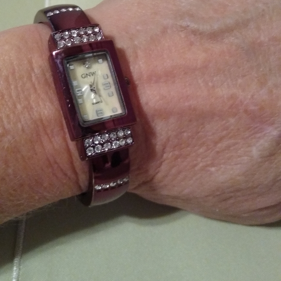 GNW Quartz Metallic Cuff Watch - Picture 2 of 9